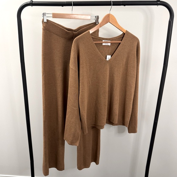 Old Navy Bell Sleeve V-Neck Sweater and High Waisted Crop Kick Sweater Pants Set - Picture 2 of 7